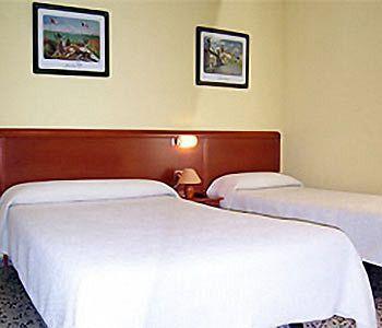 The Hostal Irunako Hotel Villafria Bagian luar foto